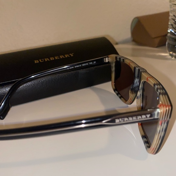 Black Burberry sunglasses - Picture 3 of 3